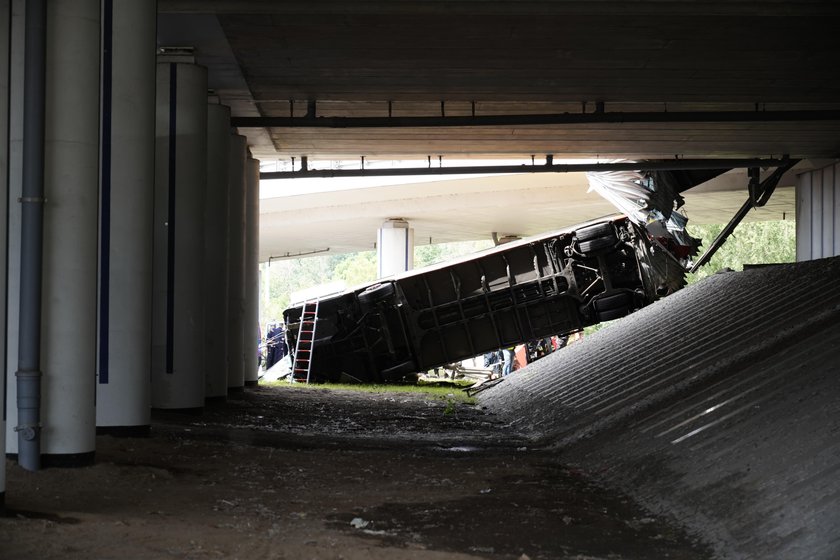 Autobus spadł z trasy S8 w Warszawie