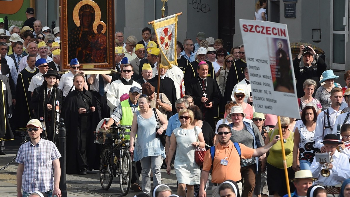 Dziś obchodzone jest VIII Święto Dziękczynienia. W tym roku przebiega ono pod hasłem "Królowo Rodzin - dziękujemy i zawierzamy". Z tej okazji w Warszawie odbywa się procesja.