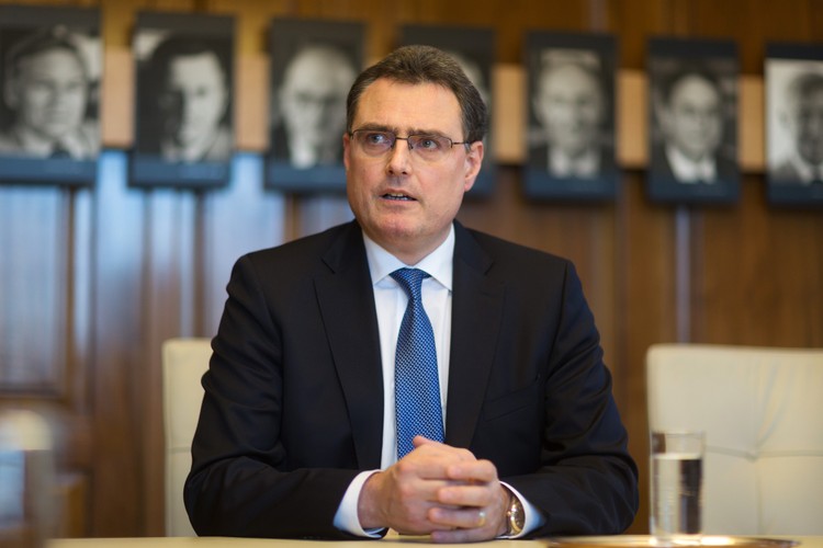 Szef szwajcarskiego banku centralnego należy do wąskiego grona osób, które swoimi decyzjami są w stanie podnieść ciśnienie setkom tysięcy osób jednocześnie – np. posiadaczom pół miliona kredytów we frankach w Polsce. Ta trudna sztuka udała mu się na początku ubiegłego roku, kiedy zdecydował się przestać bronić szwajcarską walutę, czyli zakończyć interwencję na rynku, mającą na celu utrzymania kursu euro do franka na poziomie 1,2. Od tej pory za franka płaci się w przedziale 3,80–4,05 zł, gdy wcześniej było to 3,30–3,50 zł. Zmiana przełożyła się oczywiście na wyższe raty kredytów we franku, reklamowanego wcześniej przez banki jako waluta ze stabilnym kursem w dłuższym okresie czasu. Frankowicze poczuli się oszukani i postanowili wyjść na ulice i zawalczyć o swoje, czemu sprzyjała zbliżająca się kampania wyborcza. Rozwiązanie problemu stało się jednym z jej głównych tematów tym bardziej, że przykłady innych krajów, jak Węgry czy Chorwacja, pokazały, że nie wszystko musi być pozostawione „niewidzialnej ręce rynku”. Prace nad ustawą dla frankowiczów wzięła na siebie kancelaria prezydenta Andrzeja Dudy. Projekt, dzięki której kredyty miałyby być przewalutowane po tzw. sprawiedliwym kursie, został przedstawiony już w nowym roku.<br>
JK