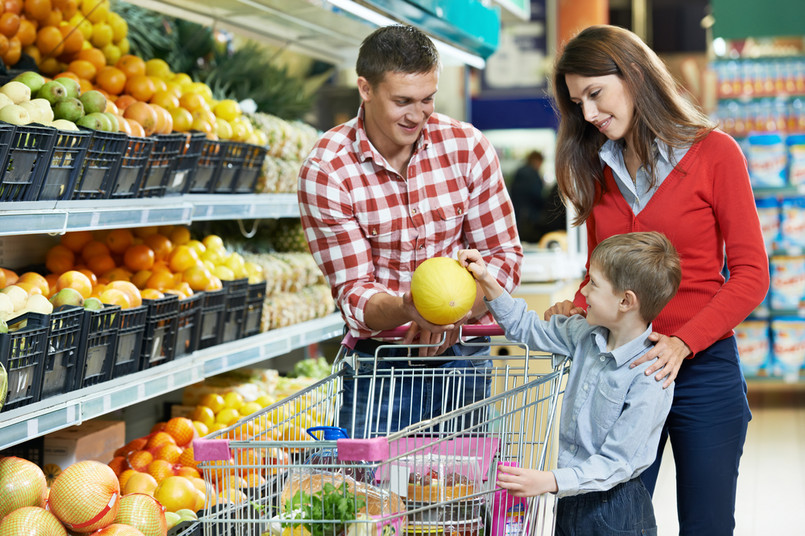 Kiedy konsument nabywa produkt, obowiązkiem sprzedawcy jest udzielenie niezbędnych informacji. Jeżeli konsument odczuwa taką potrzebę sprzedawca musi wyjaśnić budzące wątpliwości punkty umowy. W trakcie zakupów można także zażądać przetestowania urządzenia - np. włączenia go do prądu. Rzecz jasna całkowicie zabronione jest wprowadzanie konsumenta w błąd. Ponadto przekazywana informacja musi zostać sformułowana w jasny i zrozumiały sposób. Co ważne - musi zostać udzielona w języku polskim. Informacje to, jak czytamy w serwisie UOKiK: rodzaj rzeczy nazwa producenta lub importera znak bezpieczeństwa i zgodności;informacje o dopuszczeniu do obrotu w Polsce określenie energochłonności (gdy rodzaj rzeczy na to pozwala) bądź inne dane jeśli to konieczne.