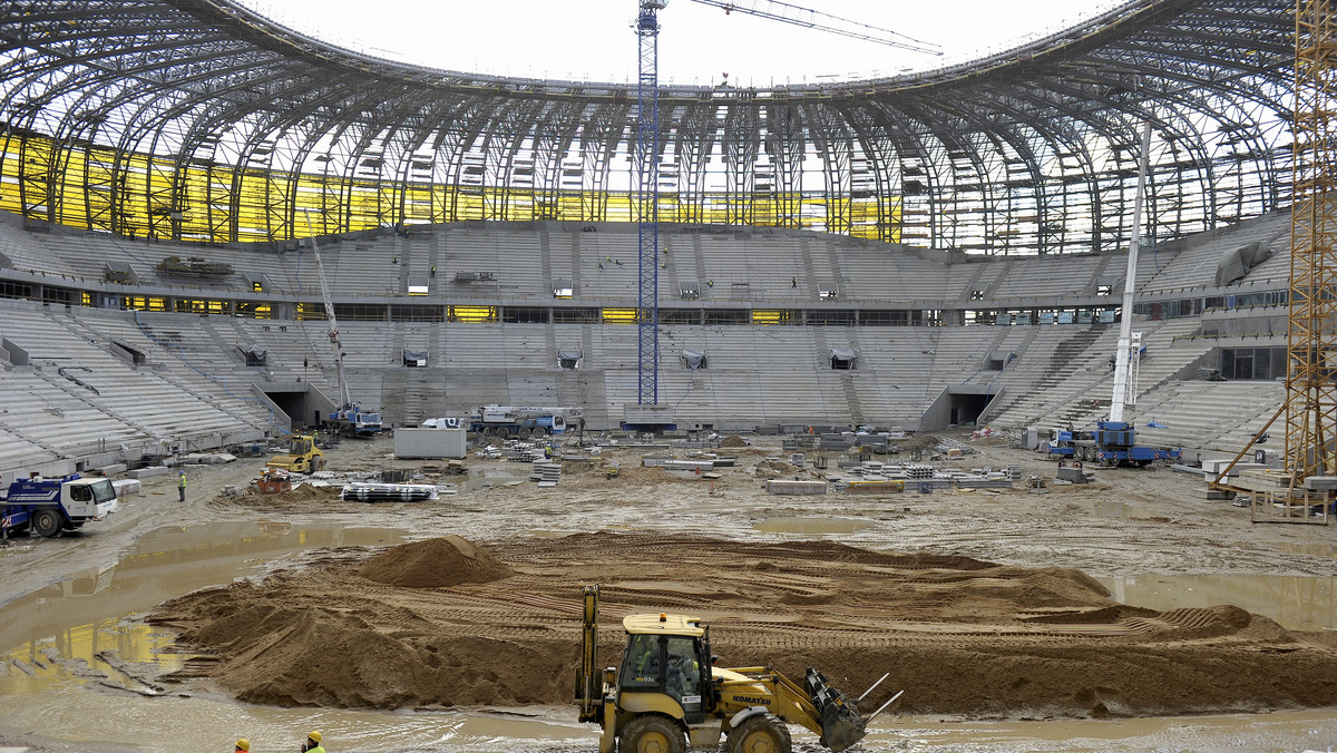 Rozpoczął się proces instalacji murawy na stadionie PGE Arena Gdańsk. W chwili obecnej, w celu podniesienia płyty boiska, nawożona jest ziemia - czytamy na oficjalnej witrynie Lechii Gdańsk.