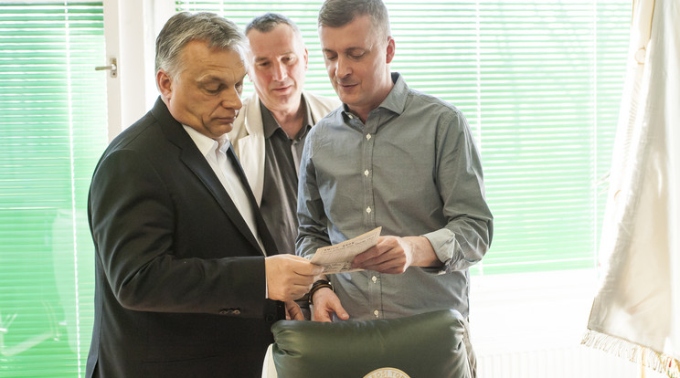 Orbán Viktor miniszterelnöknek 
(balra) a Ferencváros első embere, 
Kubatov Gábor (jobbra, középen a 
korábbi Fradi-focista, Bánki József) 
adta oda a különleges ajándékot