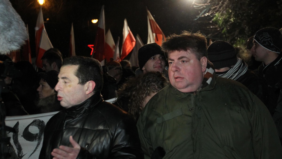 Ponad 200 przeciwników generała Wojciecha Jaruzelskiego manifestowało przed jego domem w Warszawie w nocy z niedzieli na poniedziałek, w 29. rocznicę wprowadzenia stanu wojennego. Po raz pierwszy od lat nie było kontrdemonstracji zwolenników generała. Wśród demonstrujących był między innymi Ludwik Dorn.