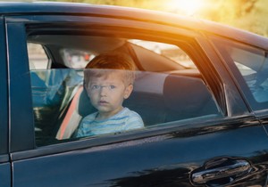 Dete u automobilu