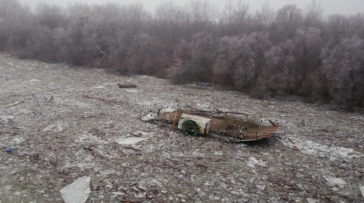 Az elszabadult komp sodródik a jeges árral a Tiszán /Fotó: Drone Media Studio