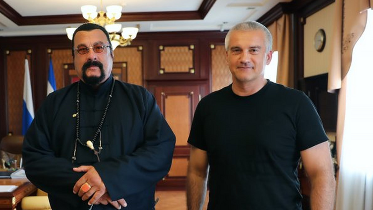 Gwiazdor Hollywood i przyjaciel Władimira Putina, Steven Seagal, przybył na Krym. Nieznana jest przyczyna wizyty, ale informacją pochwalił się na Twitterze Siergiej Aksionow, samozwańczy premier Republiki Autonomicznej Krymu.