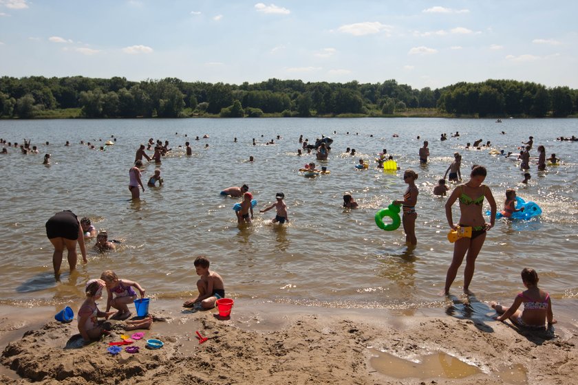 Ludzie kąpią się w jeziorze Rusałka