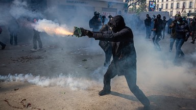 Masowe demonstracje we Francji. Policjant podpalony koktajlem Mołotowa w Paryżu