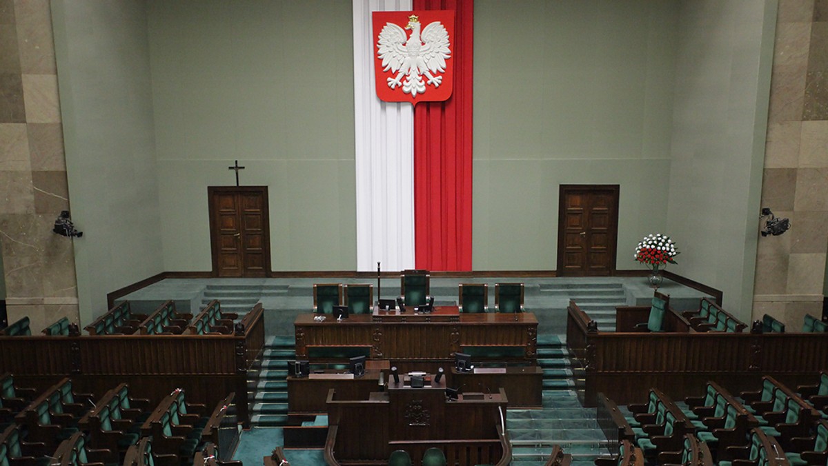 Dzisiaj w Sejmie miało miejsce coroczne wystąpienie Radosława Sikorskiego dotyczące kierunków polskiej polityki zagranicznej. Na sali sejmowej zabrakło jednak lidera Prawa i Sprawiedliwości Jarosława Kaczyńskiego. Ten fakt wykorzystała Platforma Obywatelska, która na swoim profilu na Facebooku skrytykowała prezesa PiS. Jak czytamy w podpisie zdjęcia, nieobecność Kaczyńskiego to dla PO "himalaje obłudy".