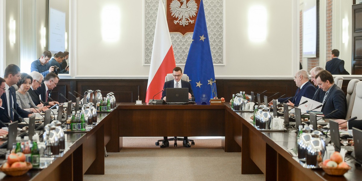 Centrum Informacyjne Rządu poinformowało, że na wtorkowym posiedzeniu Rada Ministrów przyjęła rozporządzenie w sprawie wysokości minimalnego wynagrodzenia za pracę oraz wysokości minimalnej stawki godzinowej w 2021 r.