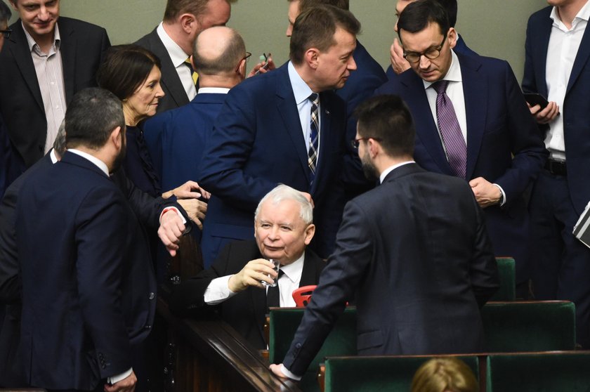 Tak władza przepycha ustawy. Zamiast tłumaczyć Polakom, o co chodzi 