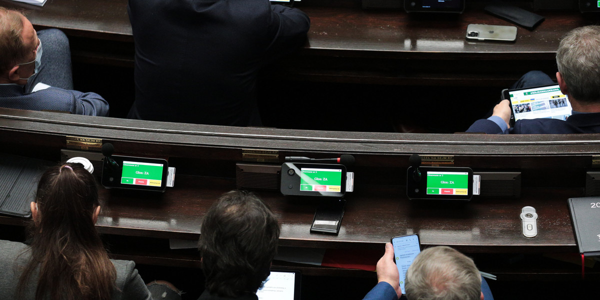 Posłowie zagłosowali za przyjęciem ustawy o wypłacie czternastek w 2022 r.