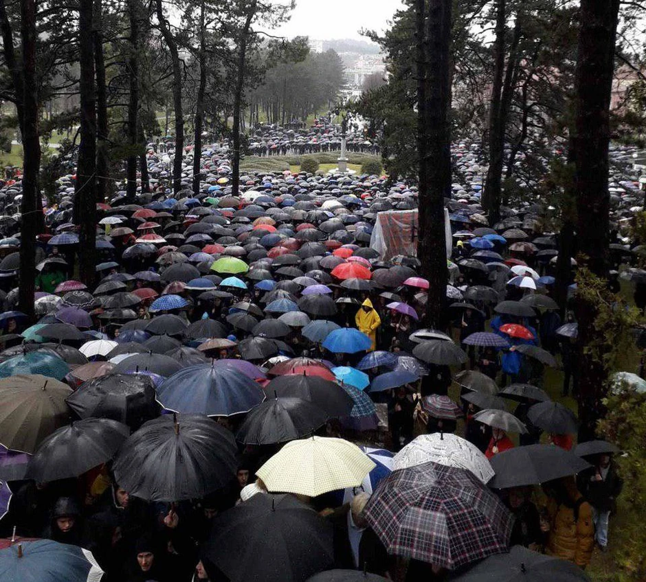 Vernici ispred hrama u Nikšiću