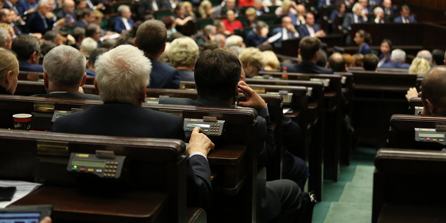Senat odrzucił przyjętą przez Sejm ustawę w sprawie. podwyżek m.in. dla parlamentarzystów. Ekonomiści uważają, że wzrostu płac mógłby teraz oczekiwać także każdy pracownik budżetówki. Tyle tylko, że rząd nie przewidział takiej możliwości i zamroził wynagrodzenia na przyszły rok.