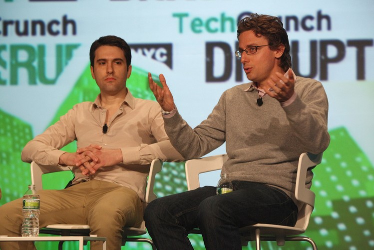 <b>Jonah Peretti - na zdjęciu po lewej (BuzzFeed) </b><br /> BuzzFeed to znany już portal, jednak przechodzi własnie diametralne zmiany. Jego założyciel Jonah Peretti chce zrobić z serwisu znanego głównie ze śmiesznych zdjęć, memów i informacji dotyczących popkultury poważny portal.