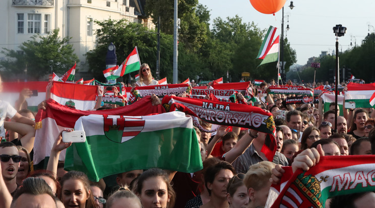 A franciaországi Európa Bajnokságról hazatért magyar labdarúgó válogatott ünneplése a Hősök Terén 2016 nyarán /Fotó: Isza Ferenc