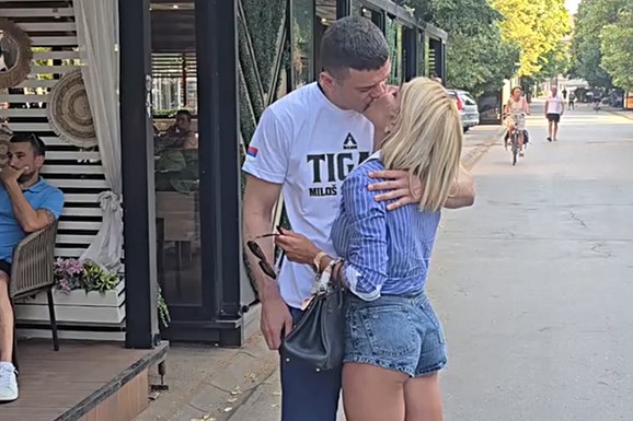 JOVANA U MINIĆU LJUBI TIGRA NASRED ULICE U vrtoglavim štiklama razmenjuju nežnosti naočigled prolaznika: "Energija je sve"