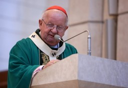 Kard. Dziwisz: Wspieramy kard. Macharskiego duchowo, jest pod troskliwą opieką lekarzy