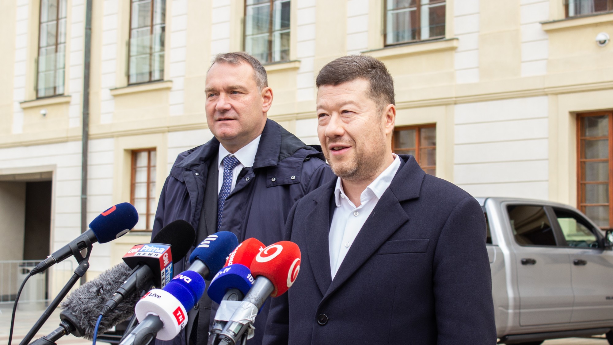 Predseda hnutia Sloboda a priama demokracia (SPD) Tomio Okamura a podpredseda SPD Radim Fiala hovoria s novinármi po rokovaní s prezidentom ČR Petrom Pavlom na Pražskom hrade.