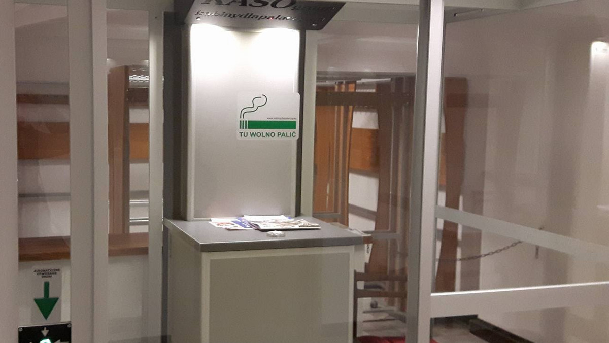 W Urzędzie Wojewódzkim w Szczecinie stanęły trzy specjalne przeszklone kabiny dla osób palących. Urząd zapłacił za nie blisko 100 tysięcy złotych, by zniwelować problem niesfornych pracowników palących w toaletach w gabinetach.
