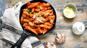 Najprostszy makaron z kremowym sosem pomidorowym. Przepis, który zawsze wychodzi