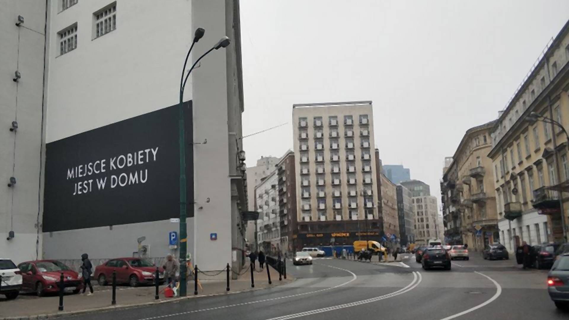 "Miejsce kobiety jest w domu". Kontrowersyjny billboard Netfliksa w centrum Warszawy