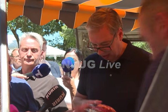 "VIDI ŠTA SAM DOBIO ZA HILJADARKU" Vučić u Babušnici: Probao domaće bombone, evo šta je izabrao za sina (VIDEO)