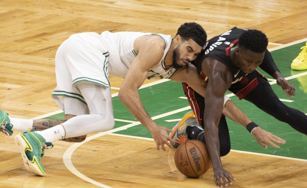Koszykarz Boston Celtics Jason Tatum (L) i zawodnik Miami Heat Victor Oladipo (P)