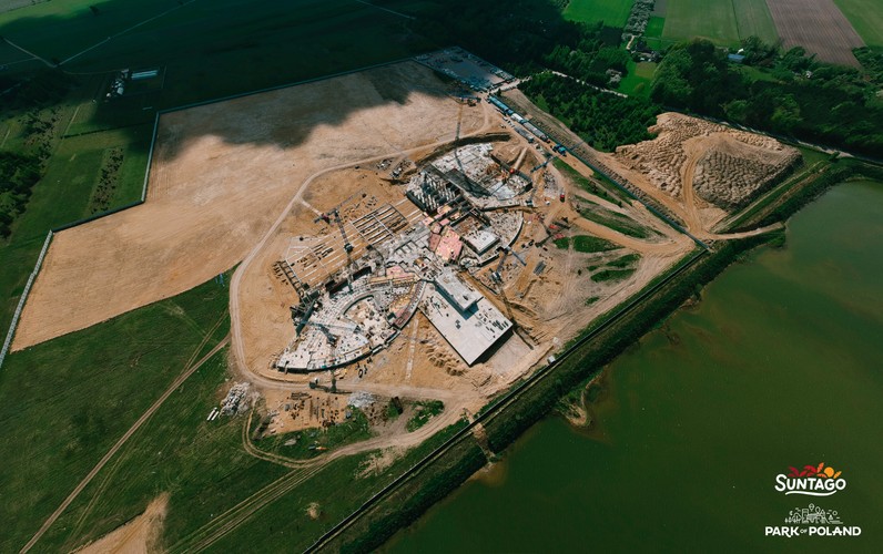 Na budowie największego zadaszonego parku wodnego w Europie zakończyły się już prace ziemne związane z wykopami, a także wszystkie prace fundamentowe. Wykonanych zostało już 85% żelbetowych niecek basenowych wraz z technologią uzdatniania wody i oświetlenia basenów. Nad połową piwnic zamknięte są stropy, a bryły głównej kuchni i tarasu widokowego zostały ukończone. Zainstalowano też ostatni z sześciu dźwigów wieżowych.