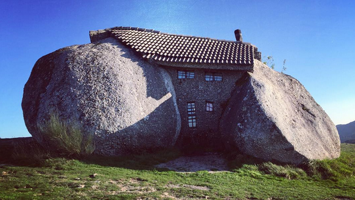 W górach, nieopodal portugalskiej miejscowości Fafe wybudowano domek, którym nie pogardziliby nawet Flinstonowie. Budynek został stworzony z czterech granitowych bloków, które połączono ze sobą cementem.