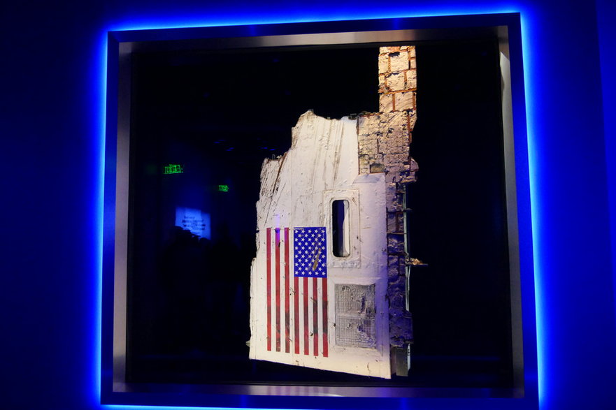 Odnaleziony po katastrofie fragment bocznego poszycia promu "Challenger" na ekspozycji w Centrum Kosmicznym im. Kennedy'ego