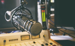 Agora rozpoczęła negocjacje ws. przejęcia mniejszościowego pakietu właściciela radia Zet