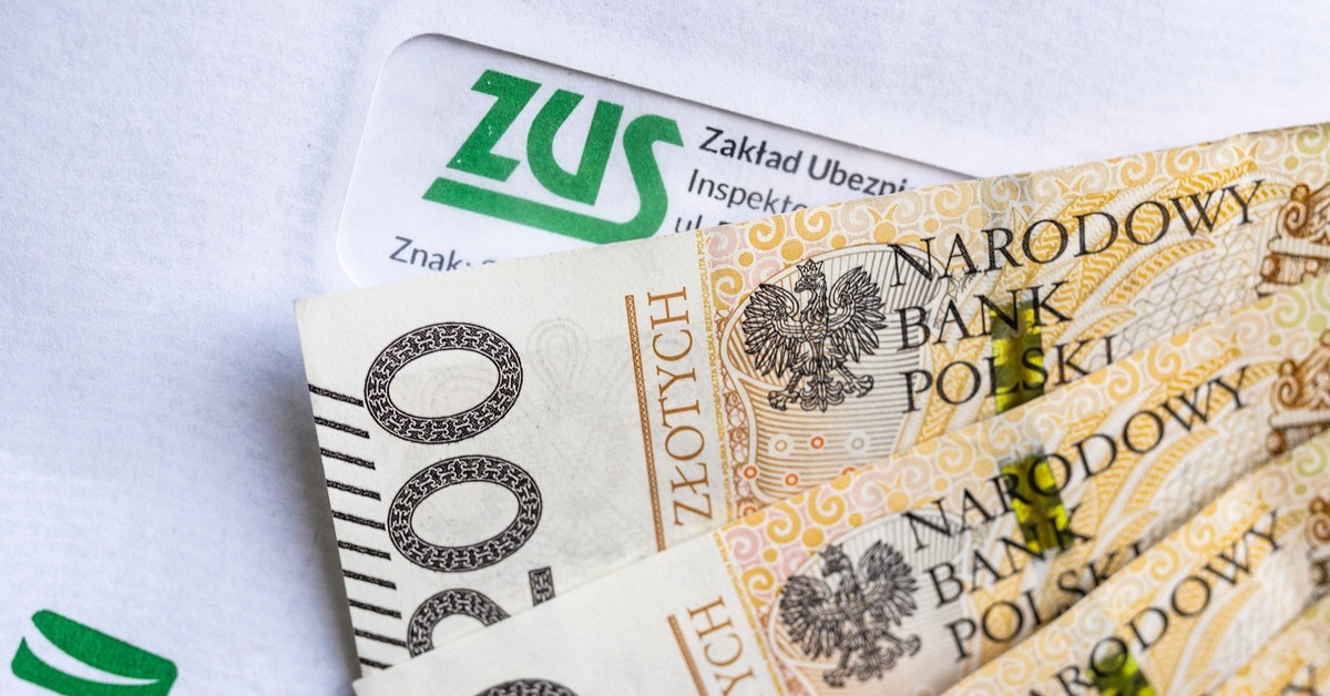 ZUS wypłaca 654,48 zł miesięcznie bez podatku. Nie ma limitu dochodu - wystarczy jeden prosty wniosek
