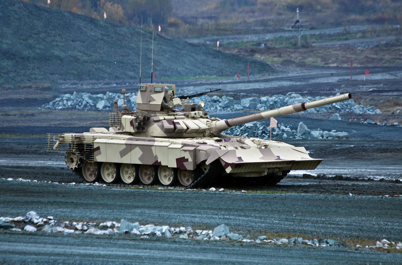 Rosyjski czołg T-90MC w barwach maskujących na poligonie
