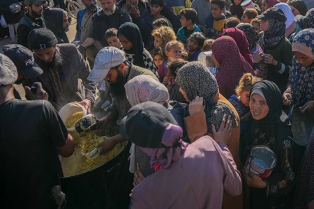 Palestinci u redu za hranu u Deir al Balahu u Gazi 17. decembra