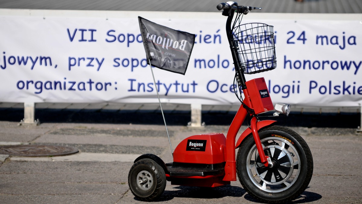 Podczas wakacji trójmiejskie parki i deptaki zaczynają tętnić życiem. Turystów oraz mieszkańców przyciągają okoliczne kawiarnie, stoiska z pamiątkami lub możliwość wypożyczenia ciekawych pojazdów, będących alternatywą dla standardowych środków transportu. Wśród nich prym wiodą głównie gokarty napędzane siłą mięśni, riksze oraz dwukołowe Segway’e. W tym roku w Sopocie pojawił się jednak nowy, innowacyjny pojazd, który ma szansę stać się hitem lata 2014 - poznajcie MyPet’a!