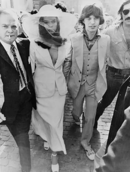 Biancka Jagger w spódnicy ślubnej / GettyImages