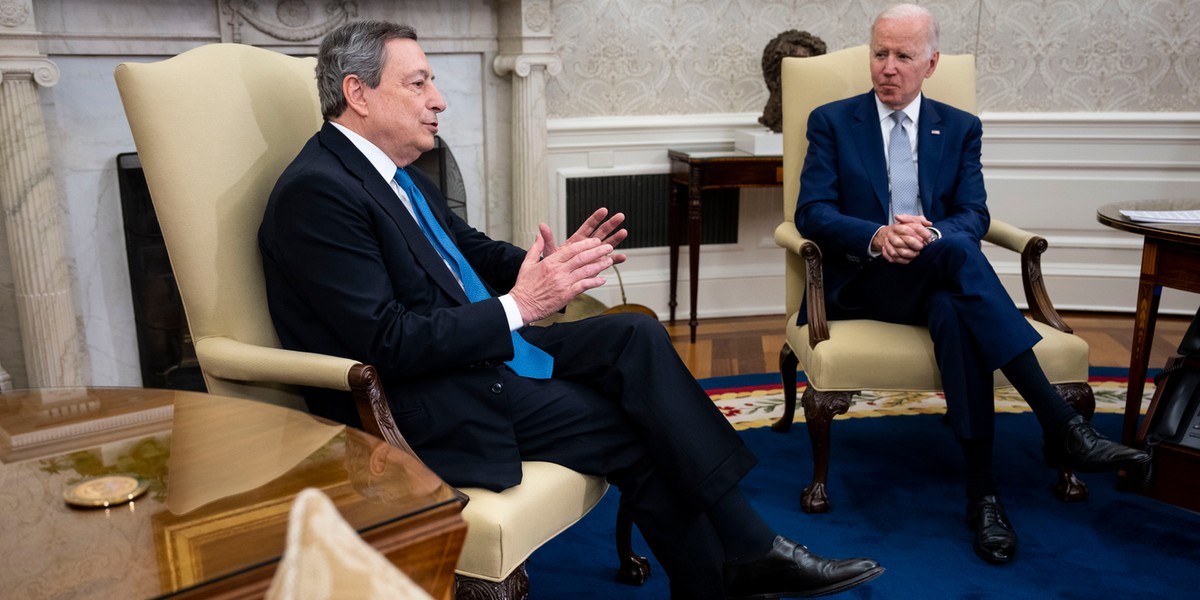 Mario Draghi (z lewej) i Joe Biden (po prawej).