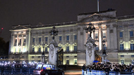 Rögtönzött kemping London központjában: tízezrek várakoznak végeláthatatlan sorban, hogy fejet hajtsanak a királynő ravatalánál