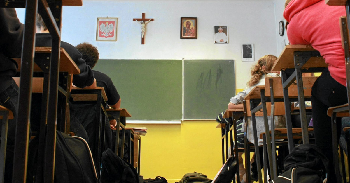 Chestochova.  En la escuela secundaria, seis estudiantes de religión, la mayoría en la biblioteca.