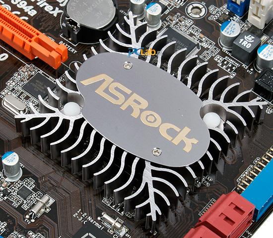Intel P55 chłodzi typowy dla ASRocka radiator (tym razem szary)