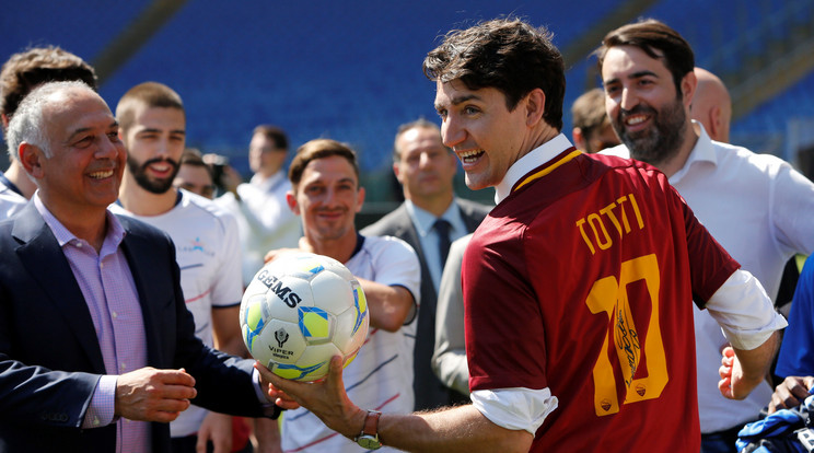 Justin Trudeau egy aláírt Totti mezben/Fotó: AFP