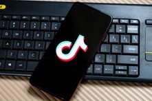 Część TikToka sprzedana Amerykanom. Długi spór o popularną platformę dobiega końca