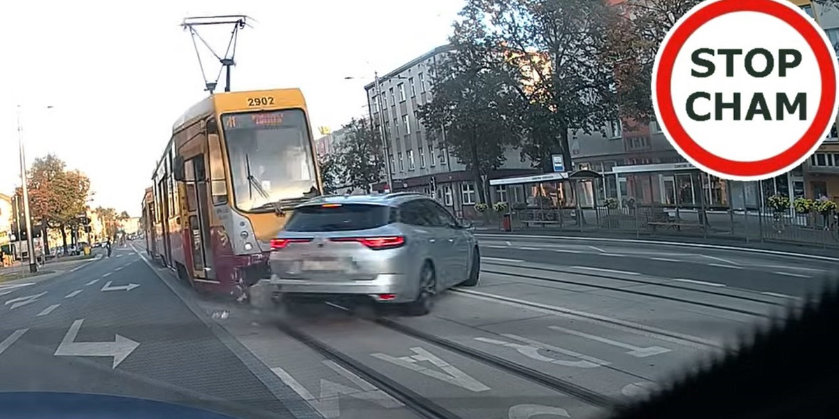 Zderzenie osobówki z tramwajem w Pabianicach. 
