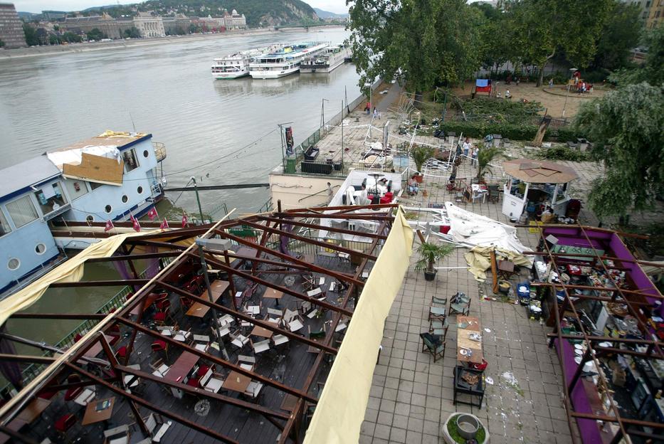 2006. augusztus 20-a - hatalmas vihar lepte meg az ünneplő tömeget a fővárosban / Fotó: RAS-Archívum