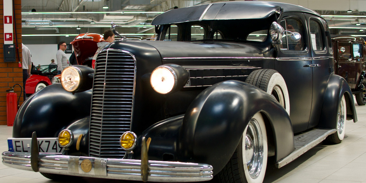 Cadillac Fleetwood z 1936 r. to bez wątpienia klasyk. Na targach Warsaw Oldtimer Show był wystawiony na sprzedaż za 120 tys. zł. Wśród produkowanych dziś samochodów są takie, które już po opuszczeniu fabryki zyskują na wartości i takie, które z upływem czasu tylko na niej tracą.
