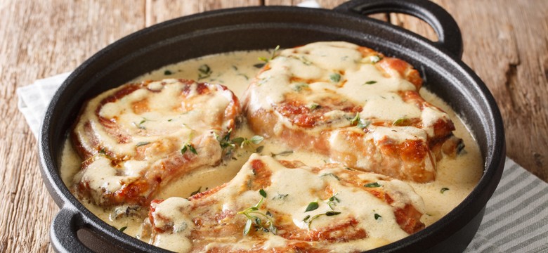 Pyszny obiad na niedzielę. Podajemy przepis, Ty gotujesz. Delikatne bitki ze schabu w kremowym sosie