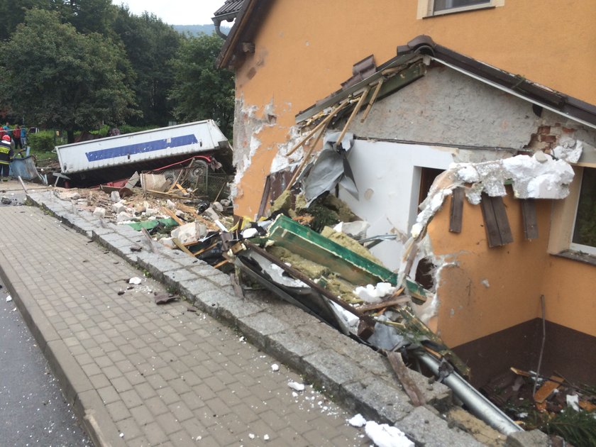 Tir wjechał w dom w Wojcieszowie pod Złotoryją