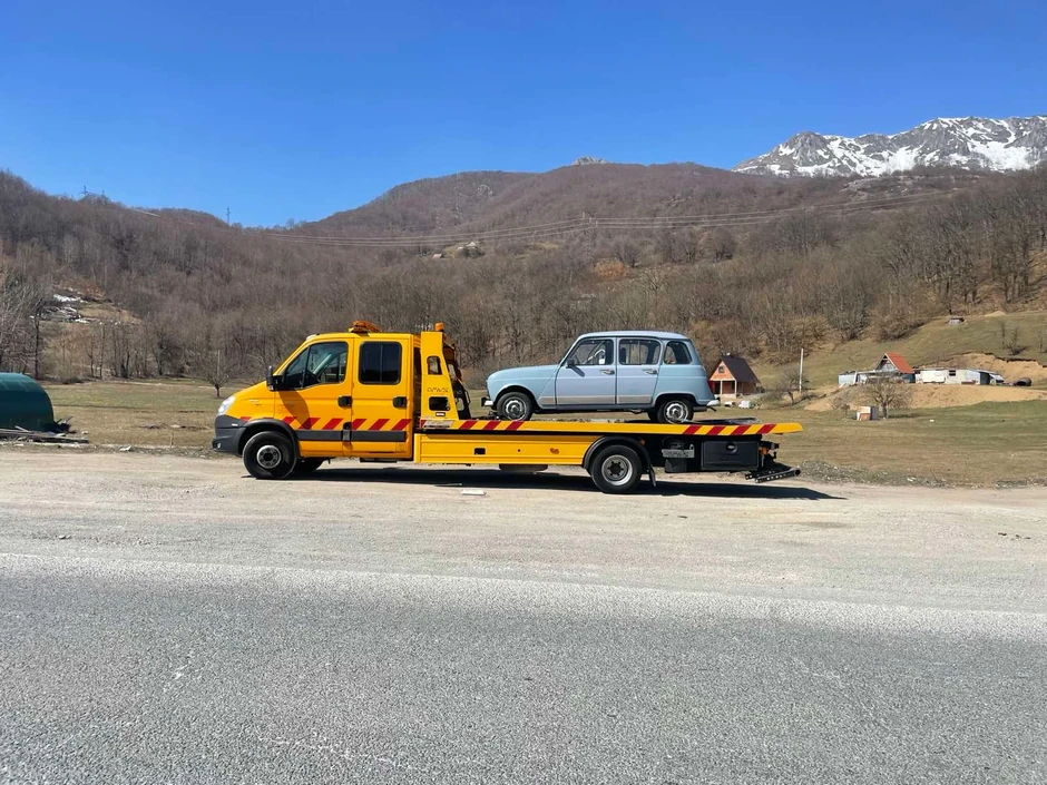 I ovaj reno 4 je zavrišio na vozilu šlep-službe