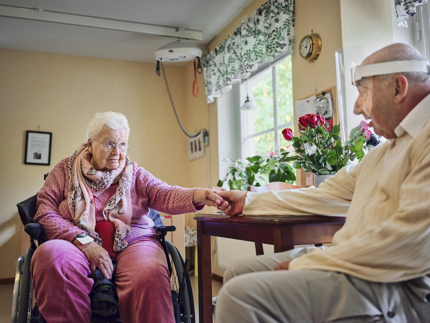 Szwecja: koronawirus rozdzielił małżeństwo seniorów